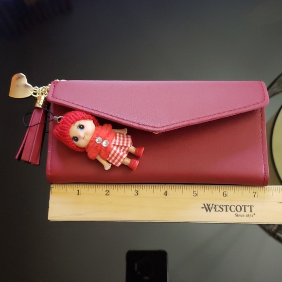 Red wallet with detachable signature doll - Picture 5 of 5